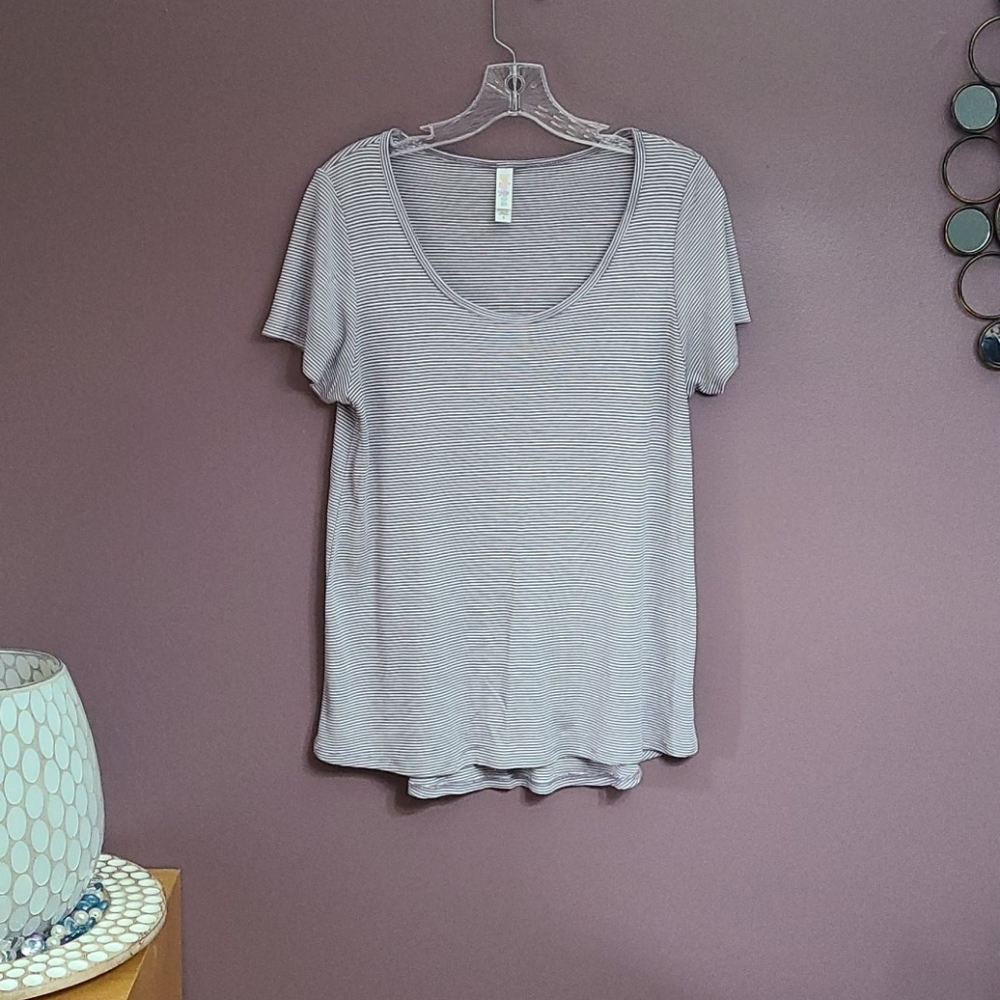 LuLaRoe Classic T (S)